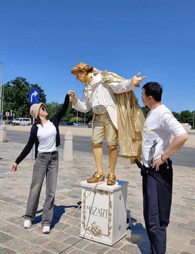 付笛生儿子在欧洲演出！夫妻俩打扮朴素甜蜜约会