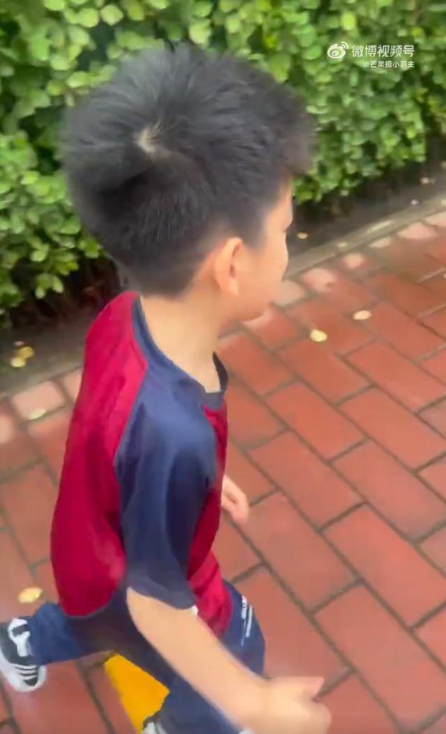 陈妍希晒送儿子上学视频 7岁小星星蹦蹦跳跳活泼可爱