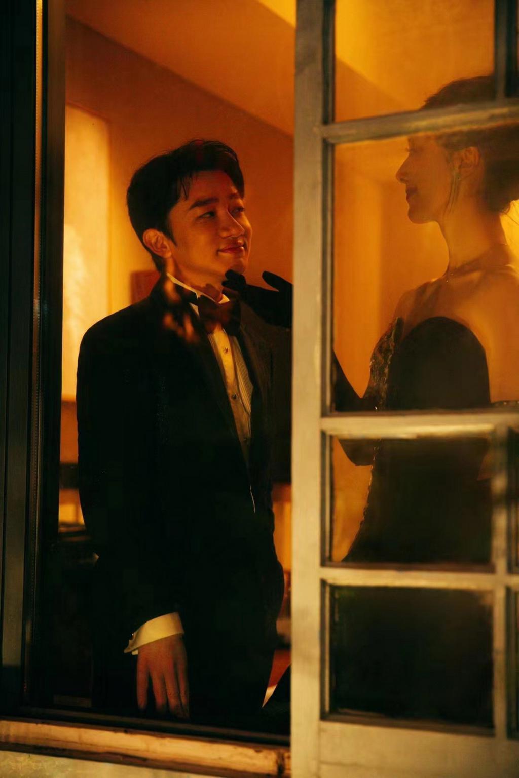 王祖蓝李亚男夫妇造型写真释出 两人对视满眼爱意