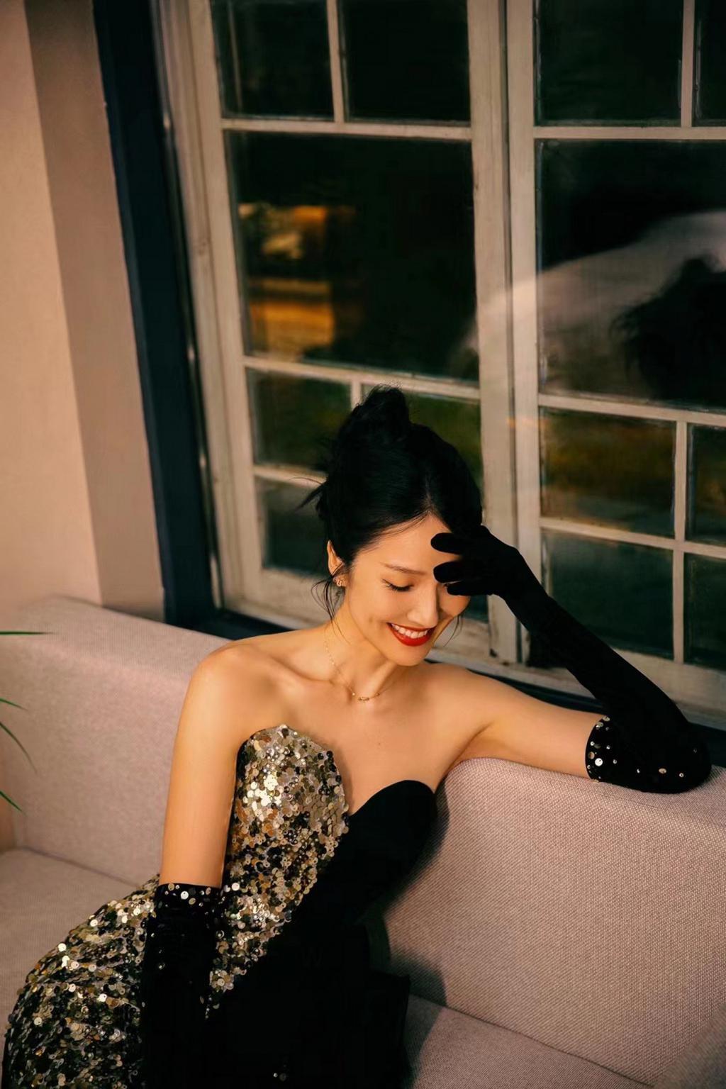 王祖蓝李亚男夫妇造型写真释出 两人对视满眼爱意