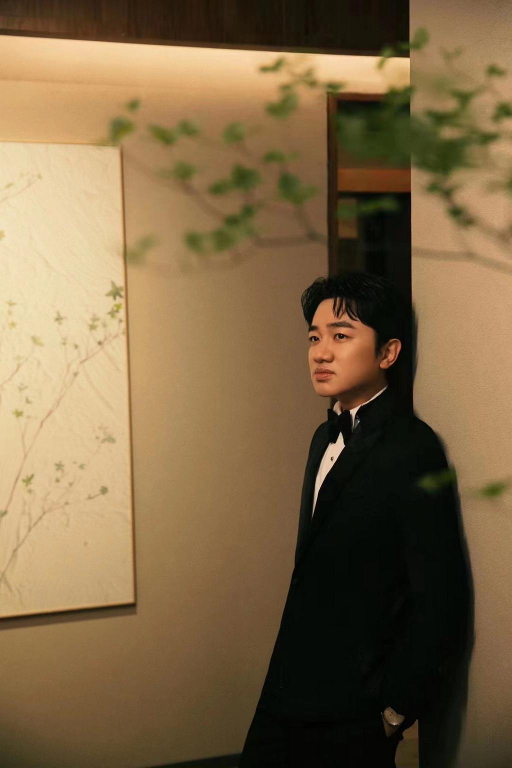 王祖蓝李亚男夫妇造型写真释出 两人对视满眼爱意