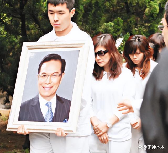 TVB又一老戏骨解约！年过70岁还要拄拐拍戏，官网删资料