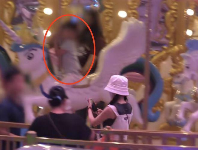 张杰谢娜带3个女儿游乐场玩耍，张杰单肩扛女儿，夫妻俩甜蜜