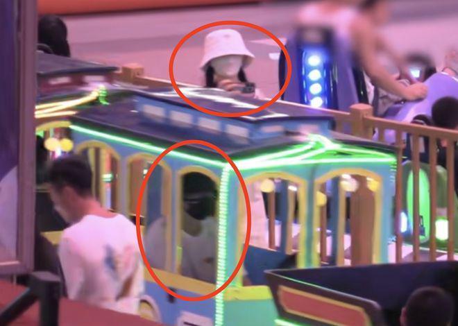 张杰谢娜带3个女儿游乐场玩耍，张杰单肩扛女儿，夫妻俩甜蜜