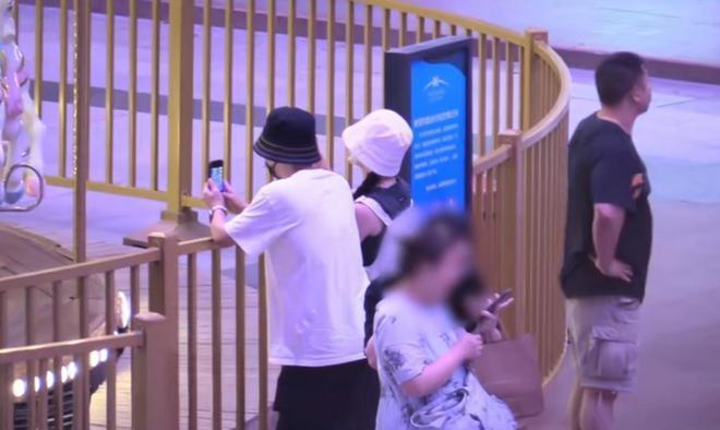 张杰谢娜带3个女儿游乐场玩耍，张杰单肩扛女儿，夫妻俩甜蜜