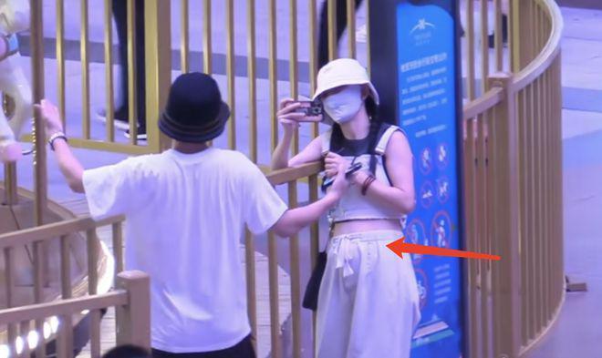 张杰谢娜带3个女儿游乐场玩耍，张杰单肩扛女儿，夫妻俩甜蜜