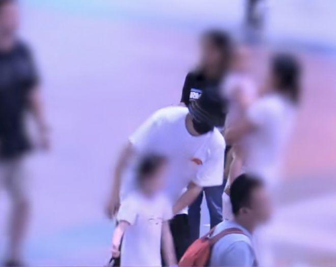 张杰谢娜带3个女儿游乐场玩耍，张杰单肩扛女儿，夫妻俩甜蜜