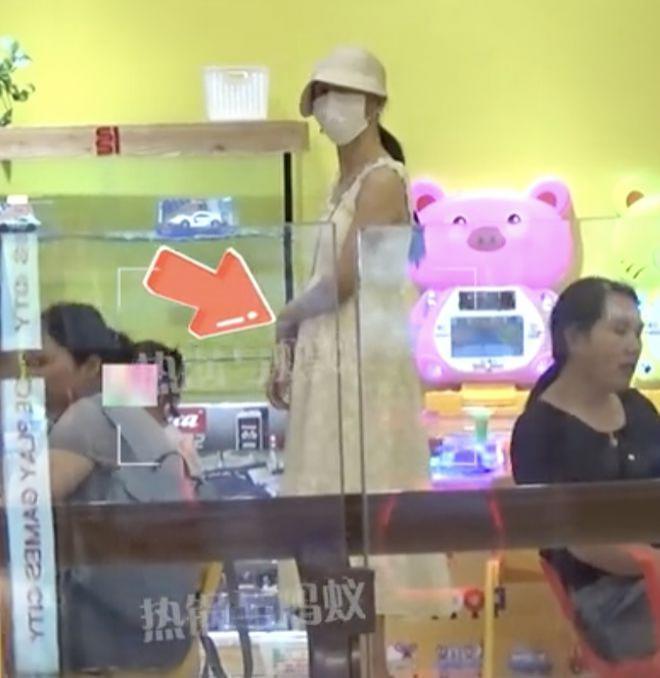 张杰谢娜带3个女儿游乐场玩耍，张杰单肩扛女儿，夫妻俩甜蜜