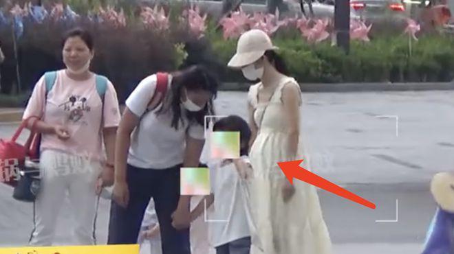 张杰谢娜带3个女儿游乐场玩耍，张杰单肩扛女儿，夫妻俩甜蜜