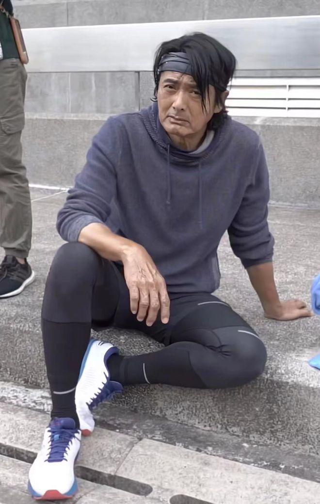 周润发不听医嘱引担忧，当街跑步大腿似皮包骨，脸苍白不敢认