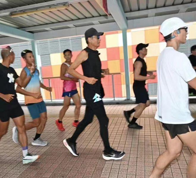 周润发不听医嘱引担忧，当街跑步大腿似皮包骨，脸苍白不敢认