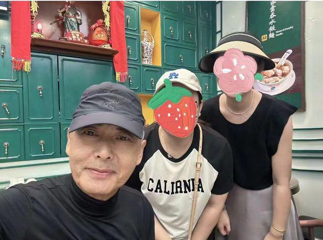 周润发不听医嘱引担忧，当街跑步大腿似皮包骨，脸苍白不敢认