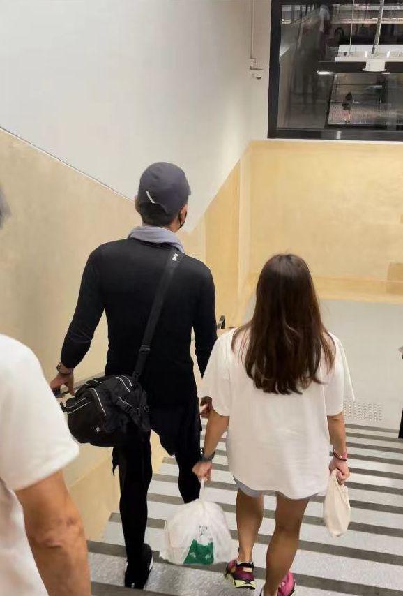 周润发不听医嘱引担忧，当街跑步大腿似皮包骨，脸苍白不敢认