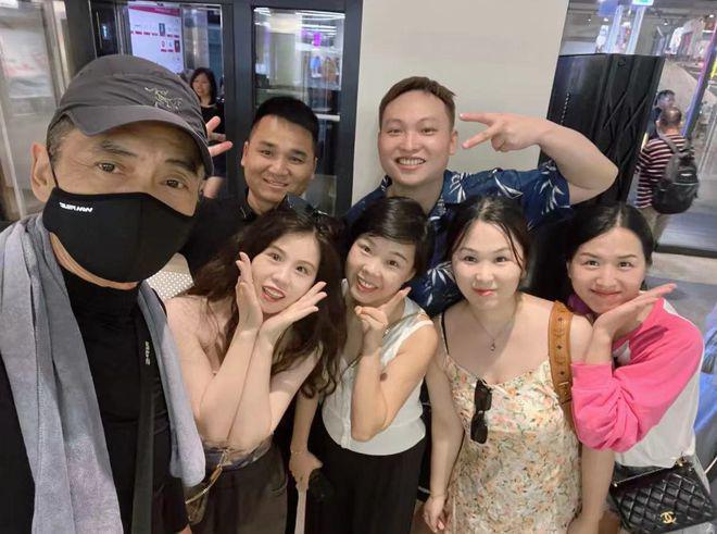 周润发不听医嘱引担忧，当街跑步大腿似皮包骨，脸苍白不敢认