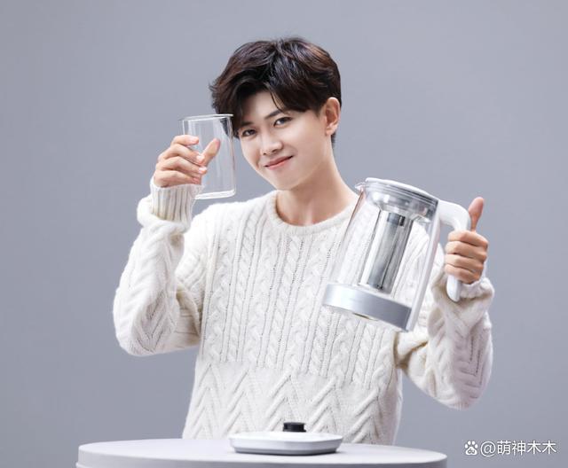 baby最新代言致敬前夫黄晓明，咬唇穿礼服下厨房被吐槽