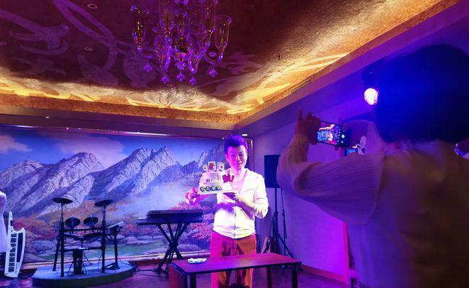 主持人李彬病情好转！吃激素脸浮肿，住豪宅和朋友相伴很乐观