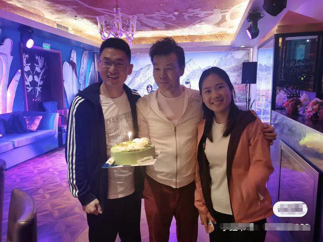 主持人李彬病情好转！吃激素脸浮肿，住豪宅和朋友相伴很乐观