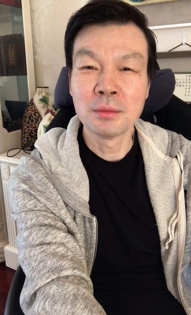 主持人李彬病情好转！吃激素脸浮肿，住豪宅和朋友相伴很乐观