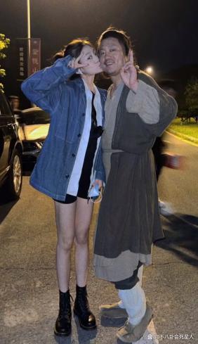 宋晓峰女儿晒父女俩合照，亲吻爸爸不避嫌，评论区争议不断