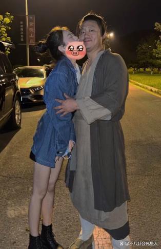 宋晓峰女儿晒父女俩合照，亲吻爸爸不避嫌，评论区争议不断