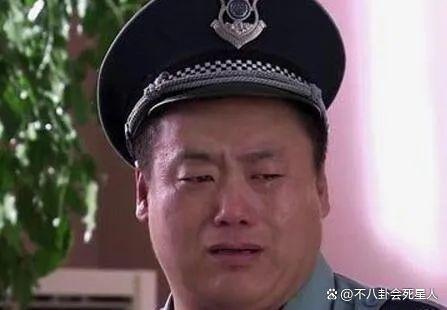 宋晓峰女儿晒父女俩合照，亲吻爸爸不避嫌，评论区争议不断