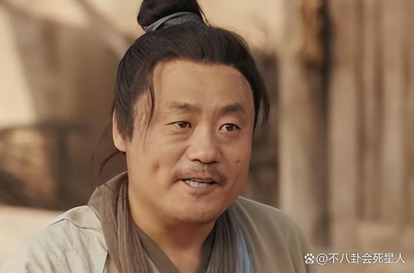 宋晓峰女儿晒父女俩合照，亲吻爸爸不避嫌，评论区争议不断