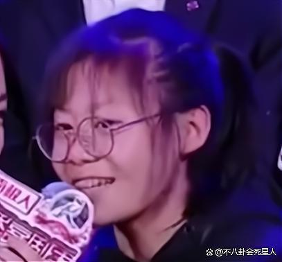 宋晓峰女儿晒父女俩合照，亲吻爸爸不避嫌，评论区争议不断