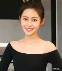 宋晓峰女儿晒父女俩合照，亲吻爸爸不避嫌，评论区争议不断