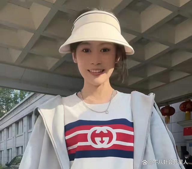 宋晓峰女儿晒父女俩合照，亲吻爸爸不避嫌，评论区争议不断