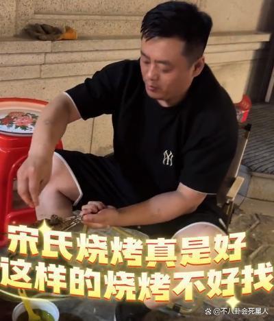 宋晓峰女儿晒父女俩合照，亲吻爸爸不避嫌，评论区争议不断