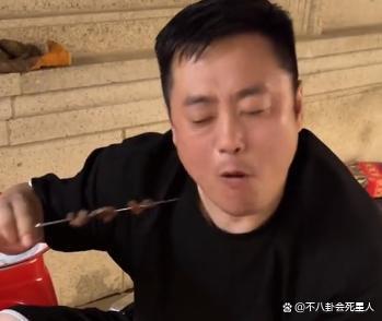宋晓峰女儿晒父女俩合照，亲吻爸爸不避嫌，评论区争议不断