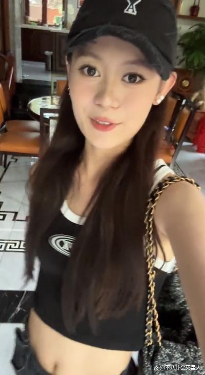 宋晓峰女儿晒父女俩合照，亲吻爸爸不避嫌，评论区争议不断