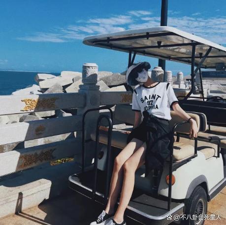 宋晓峰女儿晒父女俩合照，亲吻爸爸不避嫌，评论区争议不断