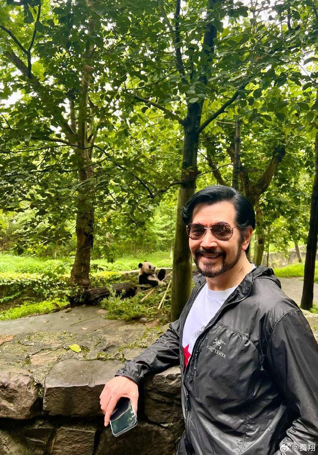 费翔看望自己领养的大熊猫 亲手给翔翔喂红萝卜笑开花