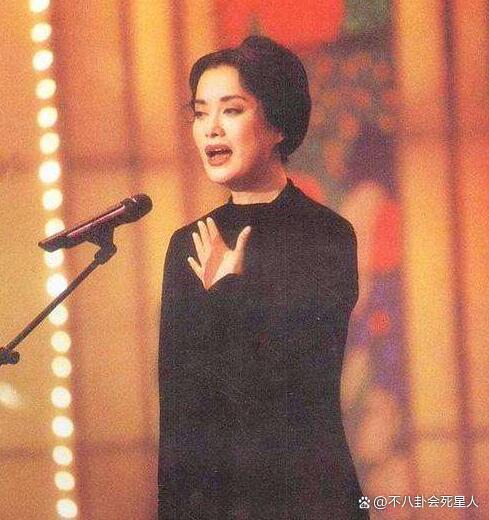 “两次逃税”毛阿敏：富豪老公去世公司爆雷，她全身而退