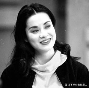 “两次逃税”毛阿敏：富豪老公去世公司爆雷，她全身而退