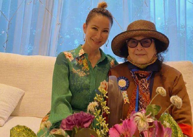 李玟母亲带女儿们回武汉！正物色墓园，CoCo或葬老家
