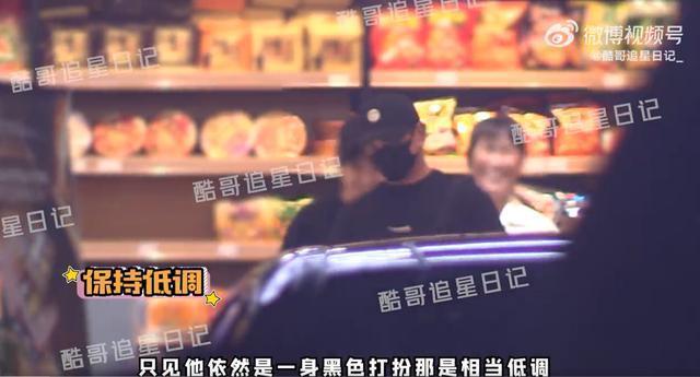 吴奇隆与家人买台湾特产 大包小包满载而归