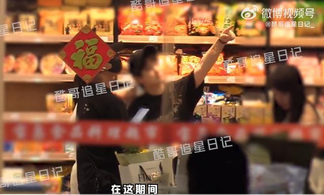 吴奇隆与家人买台湾特产 大包小包满载而归