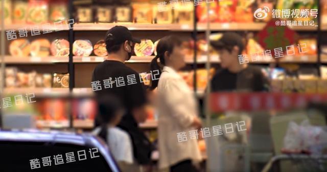 吴奇隆与家人买台湾特产 大包小包满载而归