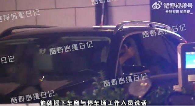 吴奇隆与家人买台湾特产 大包小包满载而归
