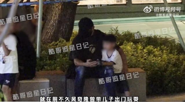 吴奇隆与家人买台湾特产 大包小包满载而归