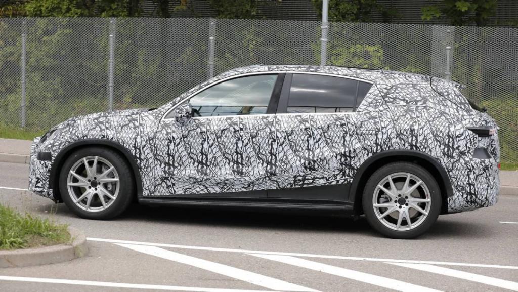 奔驰也想做特斯拉的对手，爆款 GLC 要电动化