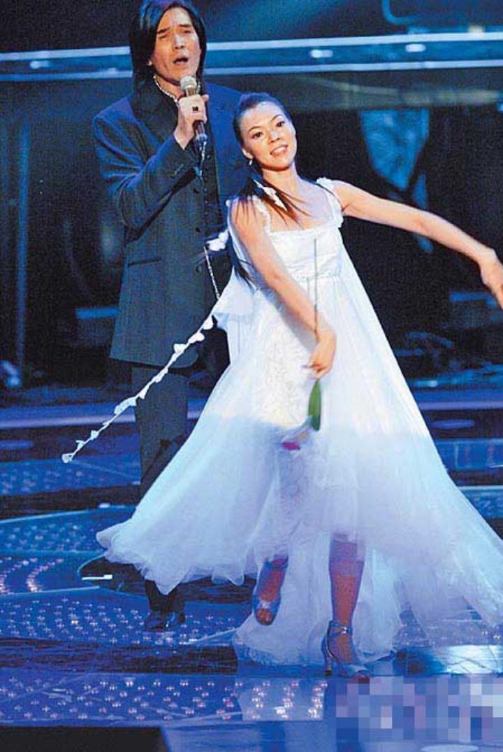 那位曾在费翔身边的舞者，稳坐富士康老板娘竟也15年了…