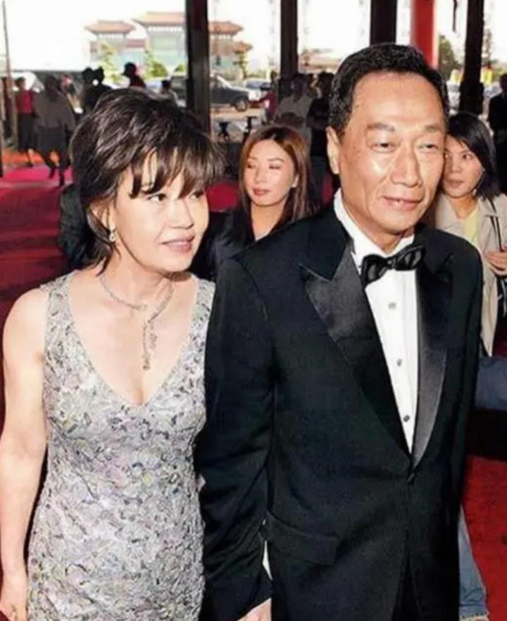 那位曾在费翔身边的舞者，稳坐富士康老板娘竟也15年了…