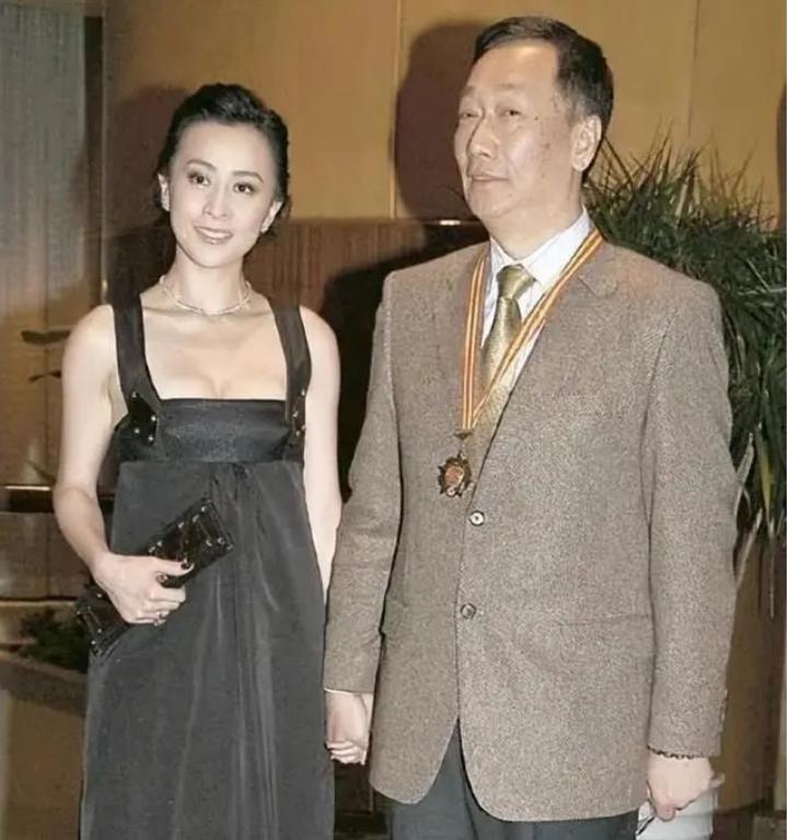 那位曾在费翔身边的舞者，稳坐富士康老板娘竟也15年了…