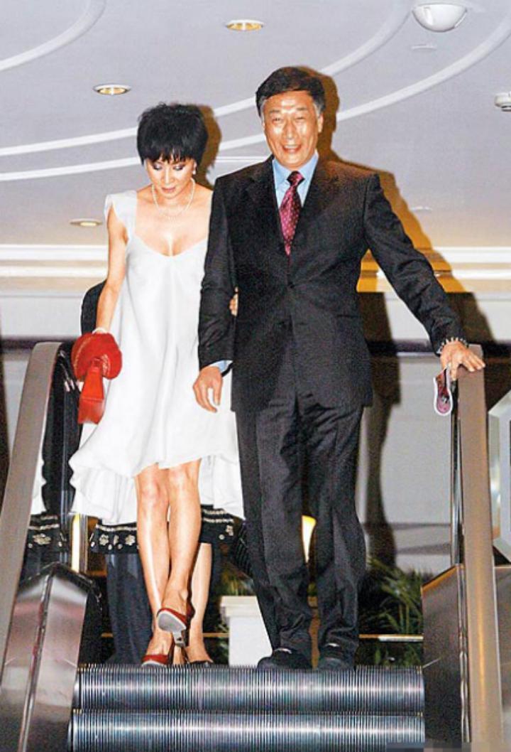 那位曾在费翔身边的舞者，稳坐富士康老板娘竟也15年了…