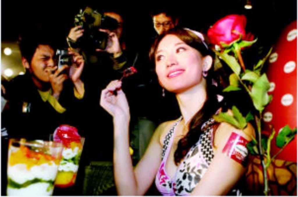 那位曾在费翔身边的舞者，稳坐富士康老板娘竟也15年了…