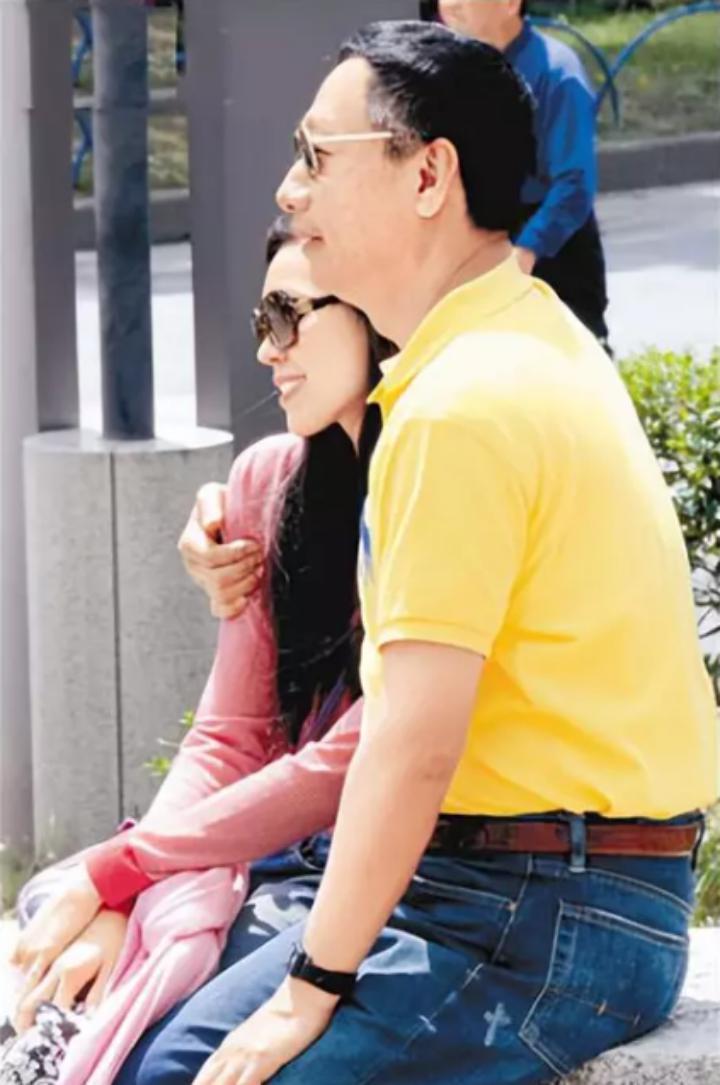 那位曾在费翔身边的舞者，稳坐富士康老板娘竟也15年了…