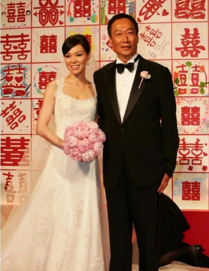 那位曾在费翔身边的舞者，稳坐富士康老板娘竟也15年了…